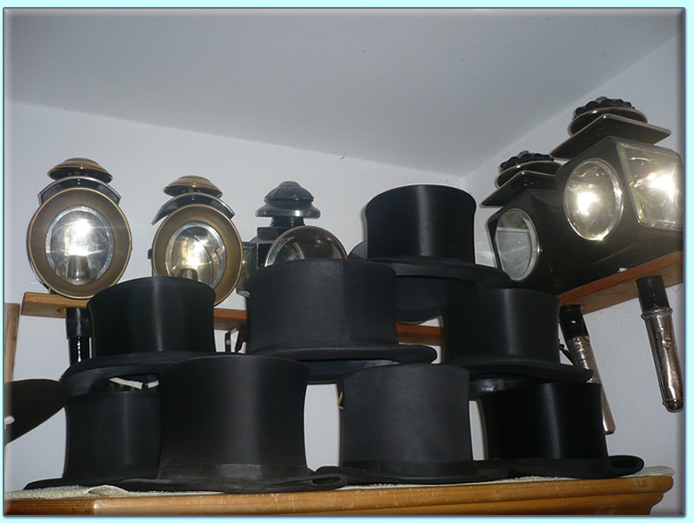 Zylinder und Lampen der Kutscherei Hans Holzmann in M&uuml;nchen Schwabing