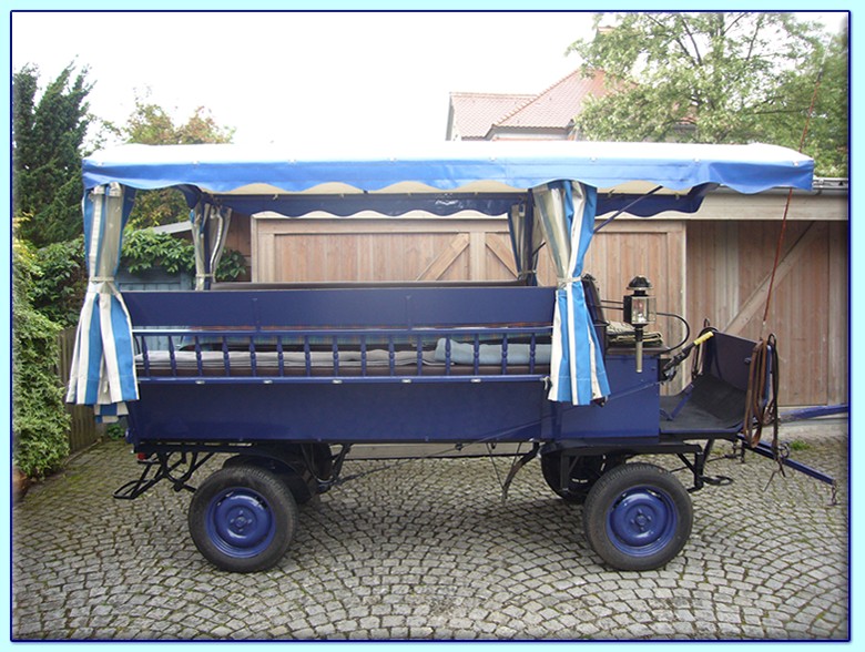 blauer Gesellschaftswagen der Kutscherei Hans Holzmann in M&uuml;nchen Schwabing
