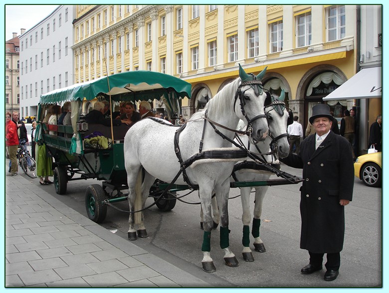 gr&uuml;ner Gesellschaftswagen der Kutscherei Hans Holzmann in M&uuml;nchen Schwabing