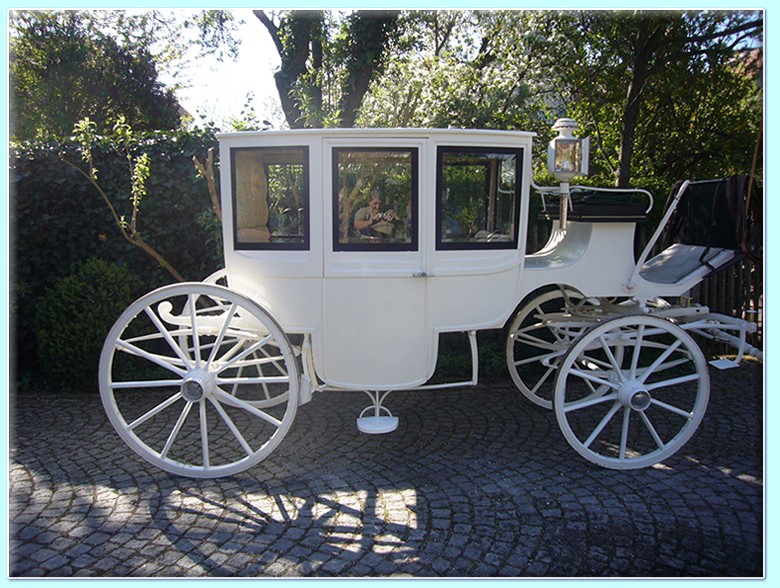 wei&szlig;e viersitzige Berline (Hochzeitskutsche) der Kutscherei Hans Holzmann in M&uuml;nchen Schwabing