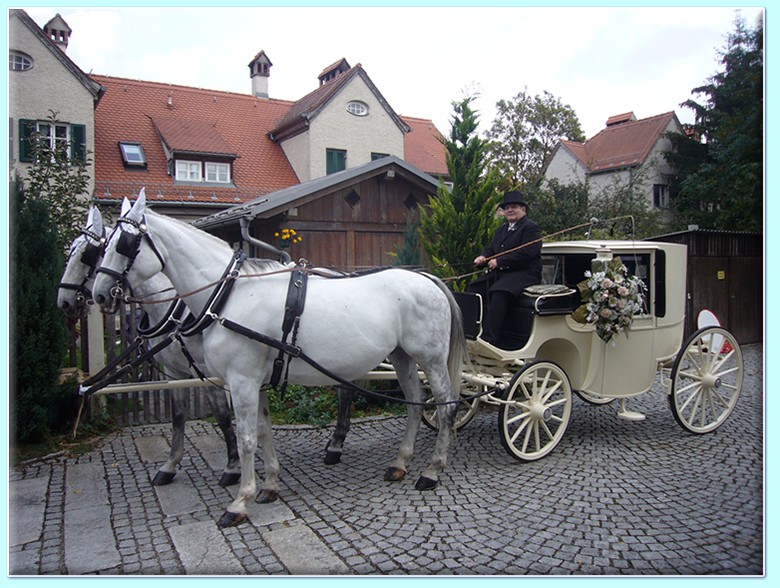 wei&szlig;e zweisitziges Coupe (Hochzeitskutsche) der Kutscherei Hans Holzmann in M&uuml;nchen Schwabing