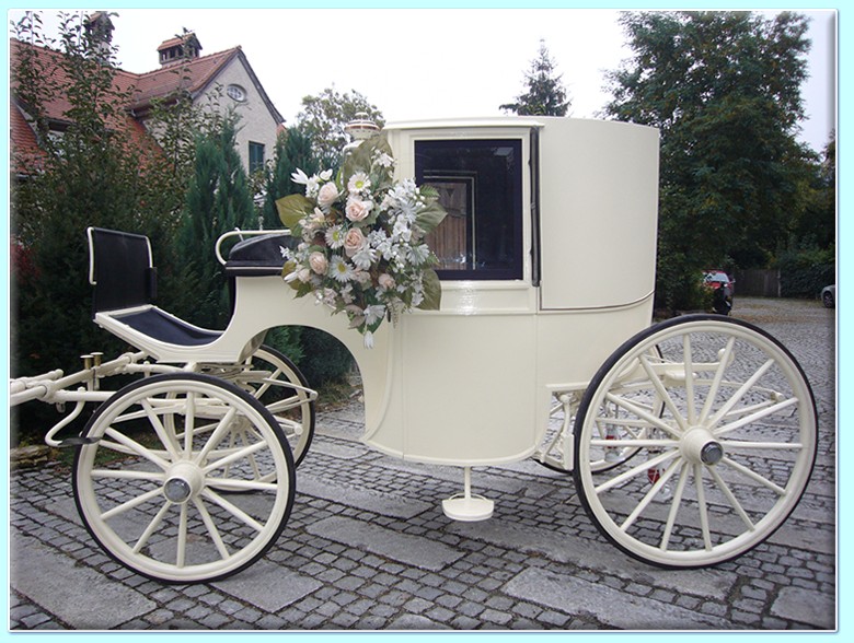 wei&szlig;e zweisitziges Coupe (Hochzeitskutsche) der Kutscherei Hans Holzmann in M&uuml;nchen Schwabing