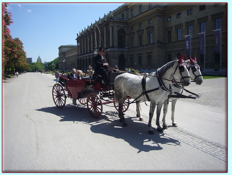 roter Glaslandauer Kutsche der Kutscherei Hans Holzmann in M&uuml;nchen Schwabing