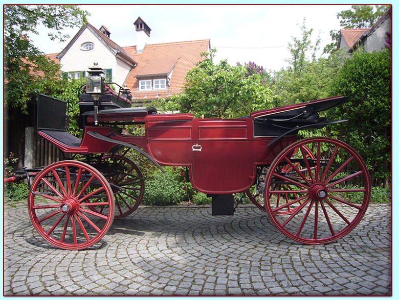 roter Glaslandauer Kutsche der Kutscherei Hans Holzmann in M&uuml;nchen Schwabing