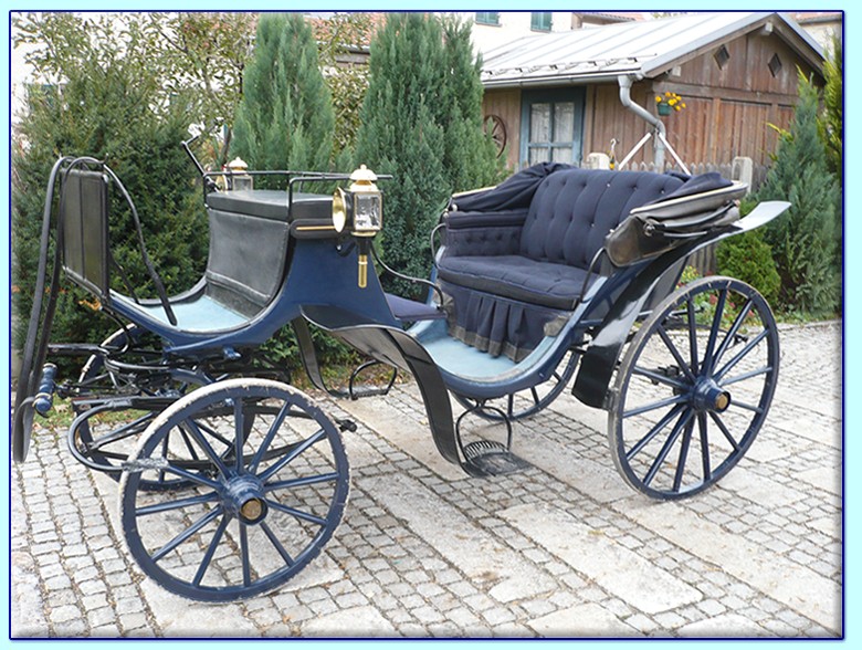 blaue Viktoria Kutsche der Kutscherei Hans Holzmann in M&uuml;nchen Schwabing