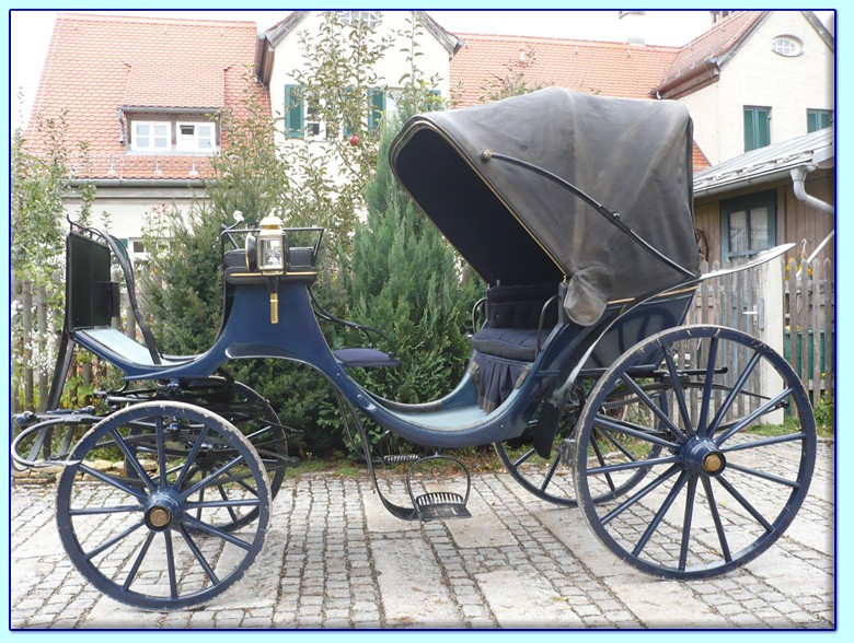 blaue Viktoria Kutsche der Kutscherei Hans Holzmann in M&uuml;nchen Schwabing