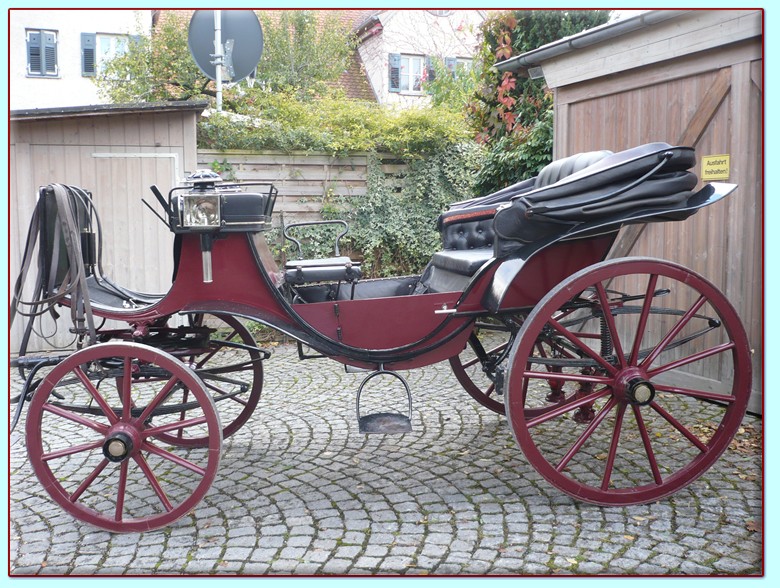 rote Viktoria Kutsche der Kutscherei Hans Holzmann in M&uuml;nchen Schwabing