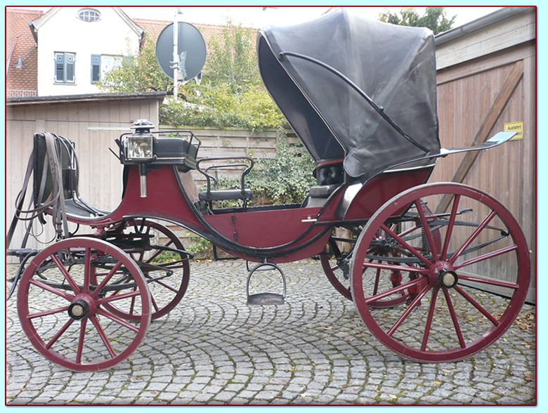 rote Viktoria Kutsche der Kutscherei Hans Holzmann in M&uuml;nchen Schwabing